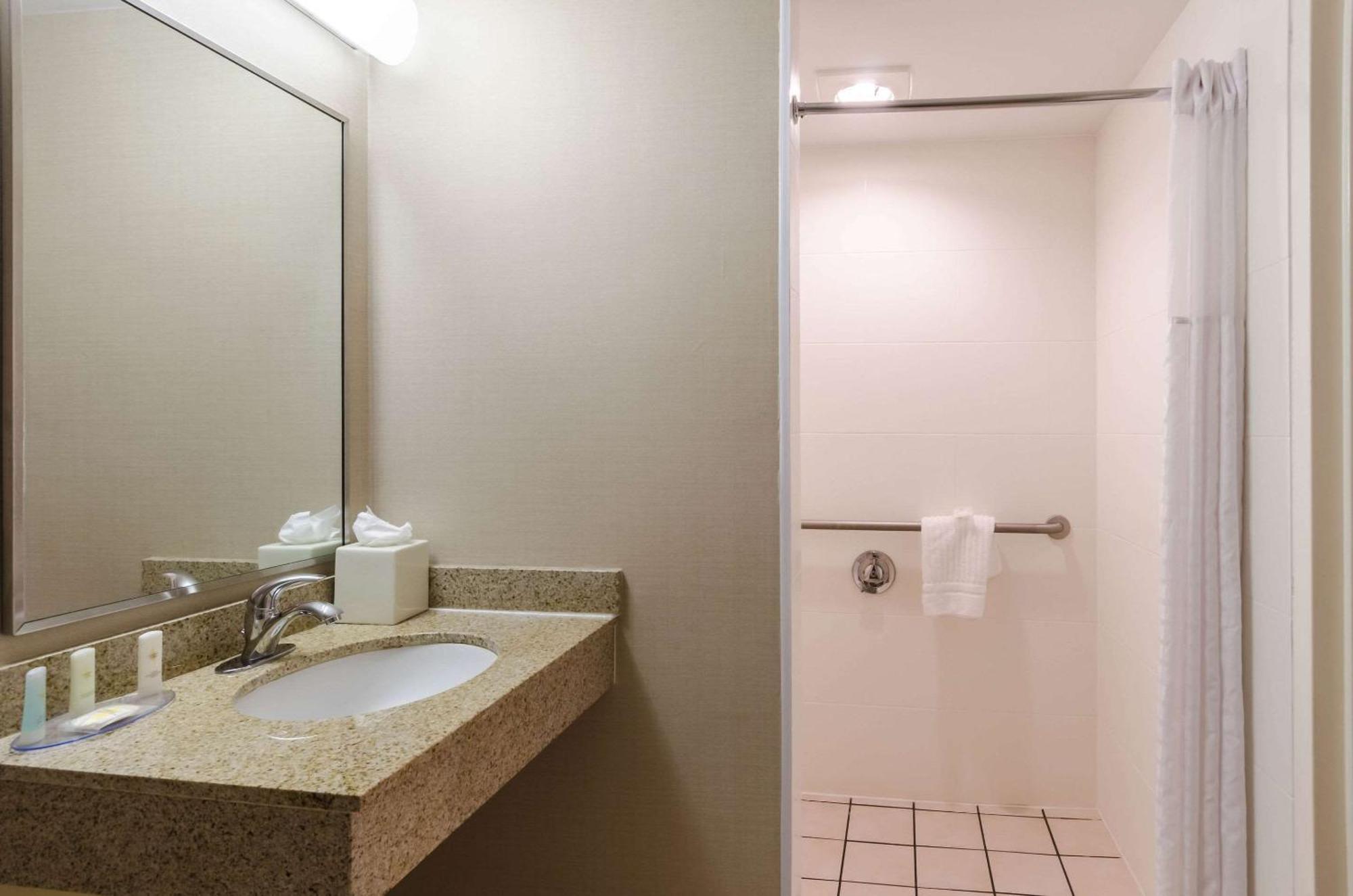 Comfort Inn Randolph-Boston Esterno foto